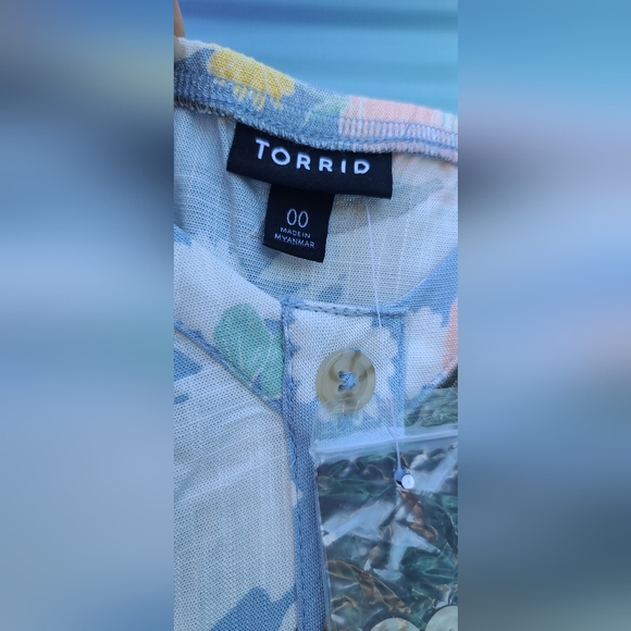 NWT - Torrid Soft Blue Floral Button-Front Tank Top – Size 00 (M/L - Size 10) - Picture 10 of 17